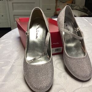 NINA SIZE 5/1/2 silver SPARKLE KITTEN HEELS. LIKE NEW. RARE ONES